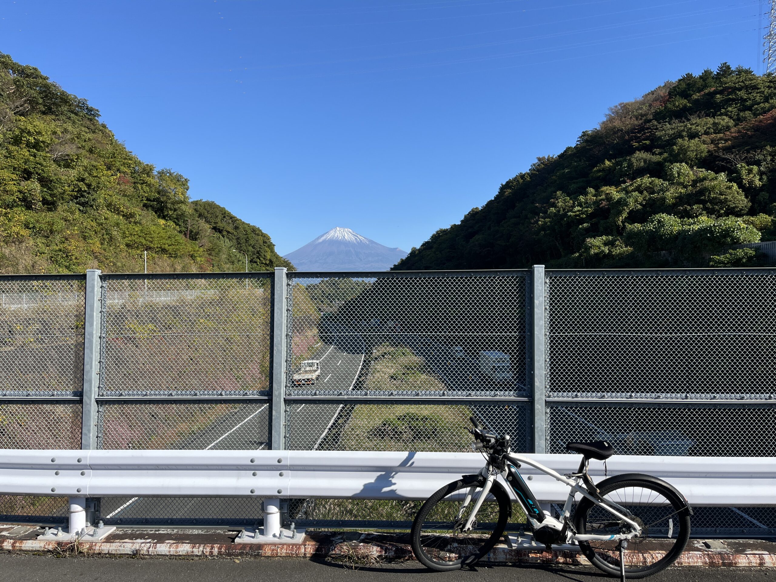 東名高速道路の真上